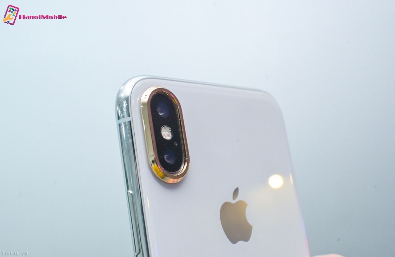 Sử dụng ốp bảo vệ camera iPhone XS khỏi tác nhân bên ngoài